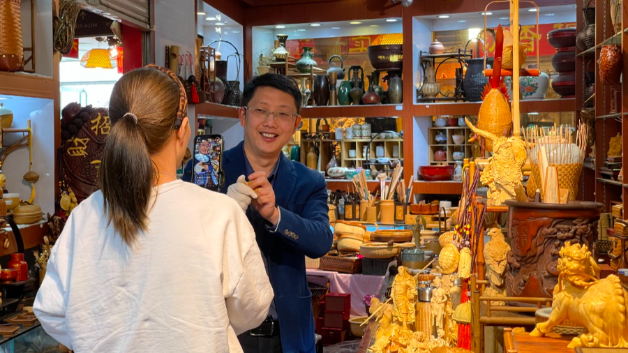直播爆单!东阳中国木雕城这家十年老店做对了什么?